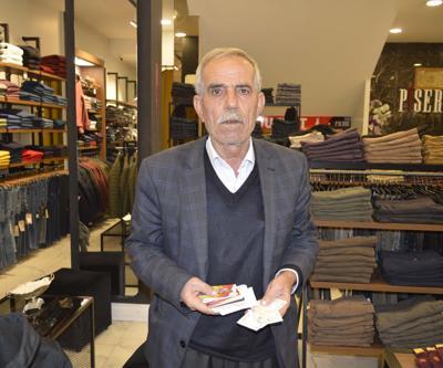 Denediği ceketin cebinde unuttuğu cüzdanına 6 ay sonra kavuştu