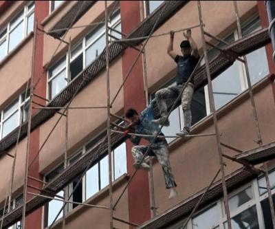 4 katlı binanın iskelesinde tehlikeli çalışma