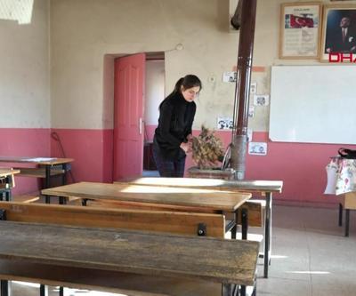 Öğrencileri için odun kırıyor, soba yakıyor