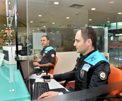 Pasaport polisleri artık turkuaz giyecek