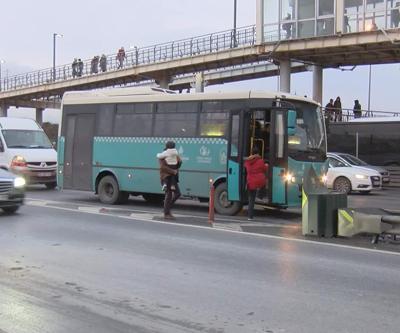 D-100ün ortasından yolcu alımı vatandaşı isyan ettirdi