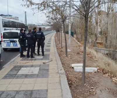 Polisi görünce çaldıklarını bırakıp kaçtılar
