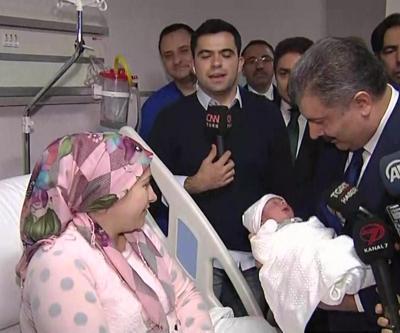 Bakan Koca yeni yılın ilk bebeğini ziyaret etti