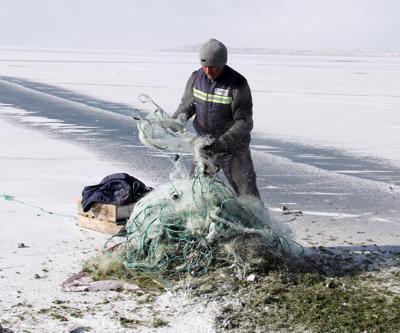 Çıldır Gölüde Eskimo usulü balık avlıyorlar