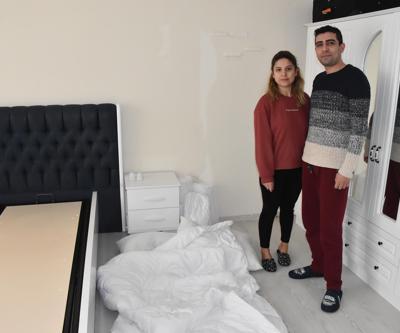 Kargodan aldıkları yatak kafe çalışanına teslim edidli