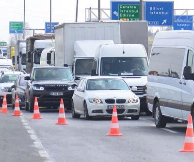 İstanbulun giriş ve çıkışlarında kilometrelerde kuyruk oluştu