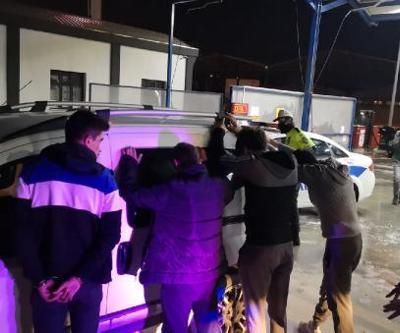 Çaldıkları aracı dezenfekte ederken yakalandılar