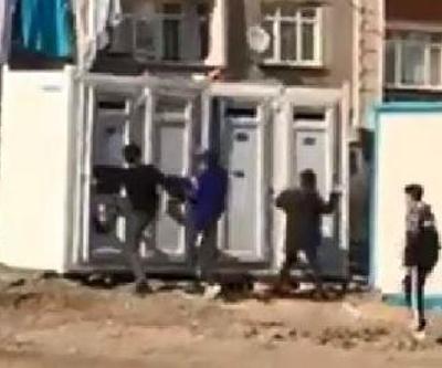 Tuvalet kabinlerini tekmeleyip kaçtılar