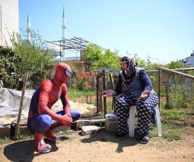 Antalyalı Örümcek Adam yaşlıların da kahramanı oldu