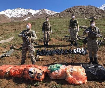 MSB: Hakkari- Şemdinli sınırında 16 tüfek ve kaçak sigaralar ele geçirildi