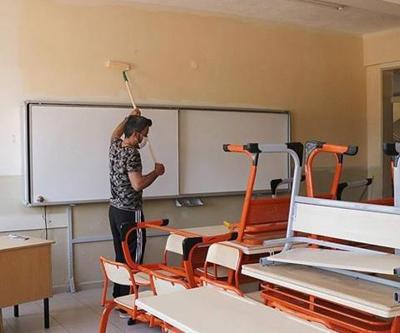 İzolasyon sürecinde kaldıkları okulun gönüllü tadilatını yapıyorlar