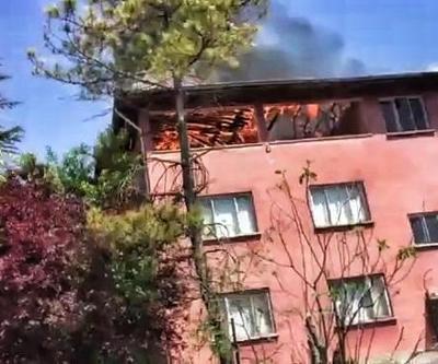 3 katlı evin çatısı alevlere teslim oldu