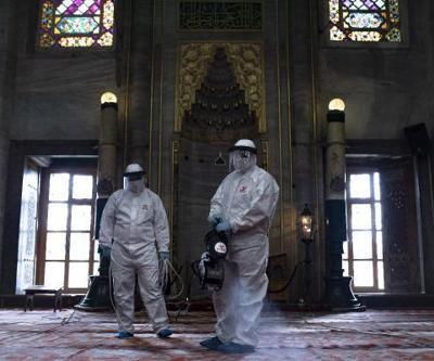 Sultanahmet Camii ilk Cuma namazı için dezenfekte edildi