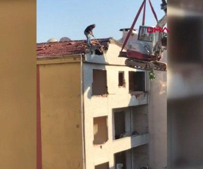 İş makinesiyle tehlikeli yıkım | Video