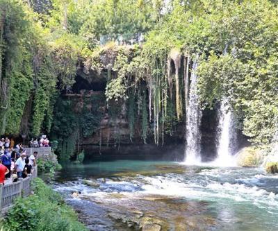 Dünyaca ünlü şelale, bayramda ziyaretçi akınına uğradı