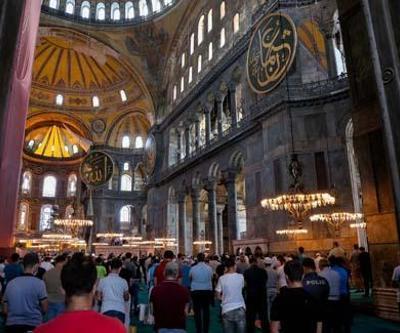 Ayasofya Camiinde Cuma yoğunluğu