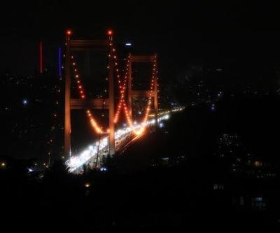 Fatih Sultan Mehmet Köprüsü turuncu renge büründü