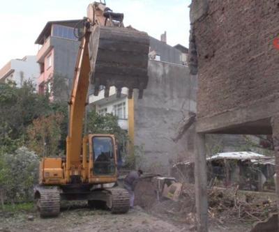 Metruk binalara deprem yıkımı | Video
