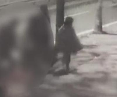 12 yaşındaki çocuğu, annesi ile yürürken taciz etti | Video
