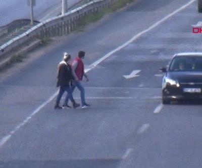 Üst geçit yerine trafiğin ortasından geçiyorlar | Video