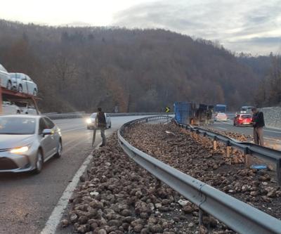 Kamyon devrildi, 20 ton pancar yola saçıldı