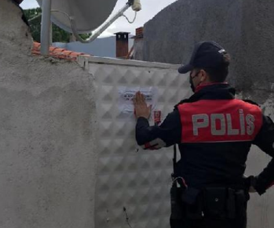 Koronavirüs vakaları olan evlere ziyarete kapalı yazısı