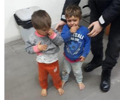 Sokakta ayakkabısız dolaşan iki çocuğu polis korumaya aldı