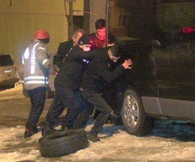 Yokuşta mahsur kalan sürücüyü ekipler kurtardı | Video