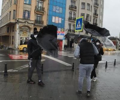 Taksimde yağmur ve rüzgar zor anlar yaşattı