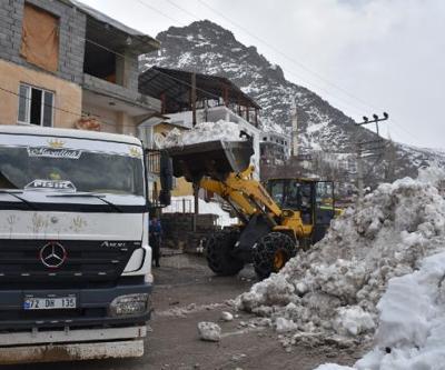 Kar yığınları kamyonlarla ilçe dışına taşınıyor