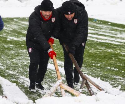 Ertuğrul Sağlam saha temizliğine yardım etti