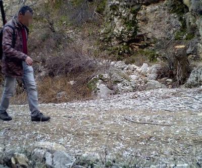 Yaban keçilerinin peşine düşen avcılar fotokapana yakalandı