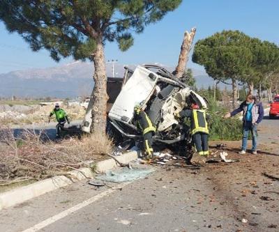 Refüjdeki ağaçlara çarpan kamyonetin sürücüsü ağır yaralandı