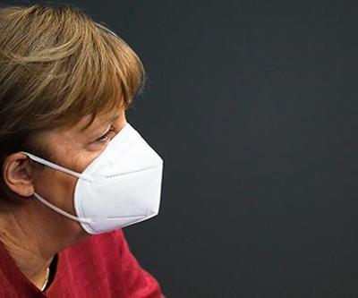 Almanya Başbakanı Merkel, birçok ülkenin kullanımını durdurduğu AstraZeneca aşısı oldu