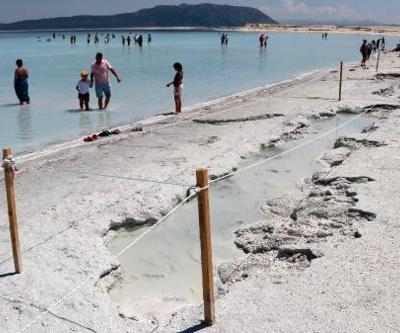 Suyu 30 metre çekilen Salda Gölü’nün çamur çukurları kapanıyor