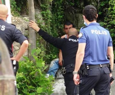 Bıçakla kendisine zarar verirken polis durdurdu