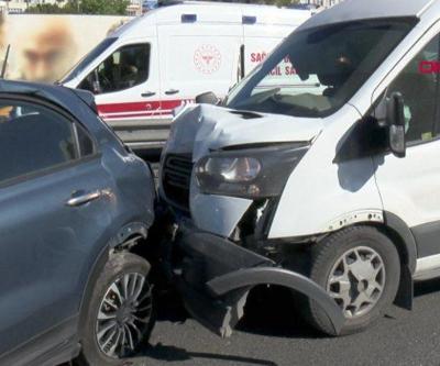 Minibüs, sağa çekilmiş araca arkadan çarptı
