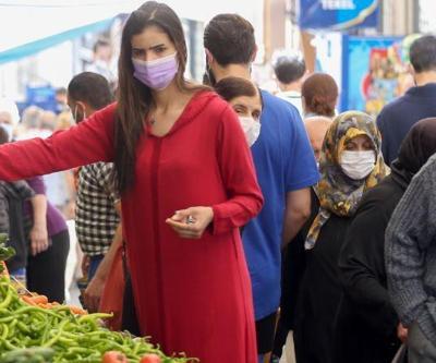 İstanbulda pazar yerleri Kovid-19 tedbirlerine uyularak açıldı