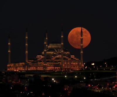 Süper Ay gökyüzünü süsledi