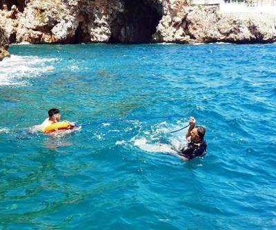 Manzara izlerken falezlerden düşen Ümiti polisler kurtardı