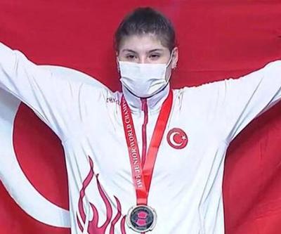 Halterde Dilara Uçandan altın madalya