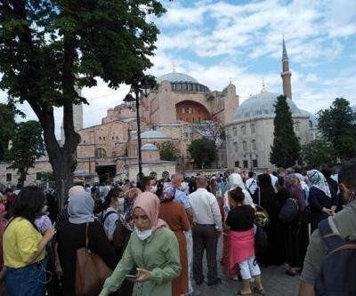 İbadete açılmasının birinci yıldönümünde Ayasofya Camiine ziyaretçi kuyruğu