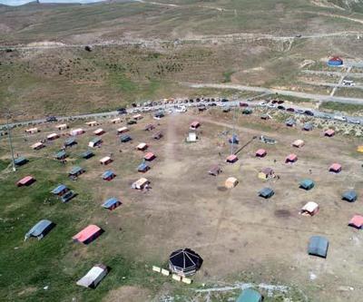 Yaylada şehrin gürültüsünden uzak çadır tatili