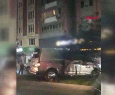 Refüje çıkan minibüs ağaca çarptı