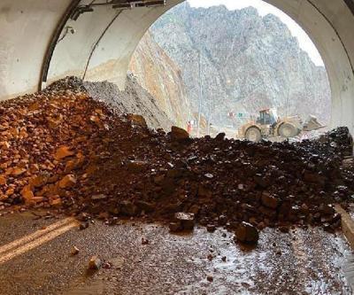 Artvin’de heyelanla kapanan tüneller açıldı