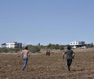 Fıstık bahçesinde saklanan kaçak göçmenler, kovalamacayla yakalandı