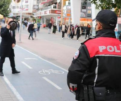 Maskesiz yakalanınca yüzünü şapkayla kapattı