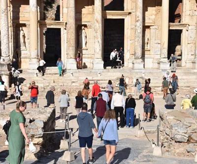 Tarih turizminin gözdesi Efeste pandeminin izleri siliniyor