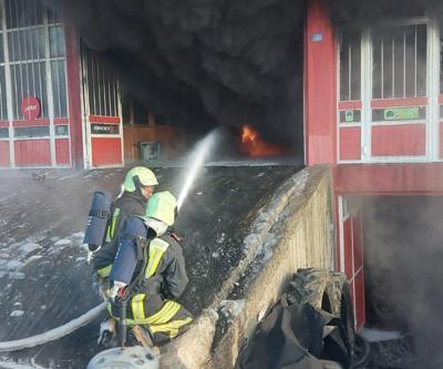 Denizli’de bir lastik deposunda çıkan yangın söndürüldü