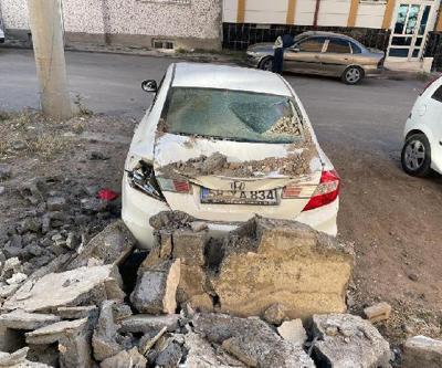 İstinat duvarı, park halindeki otomobilin üzerine yıkıldı
